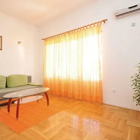 Orange Apartment *